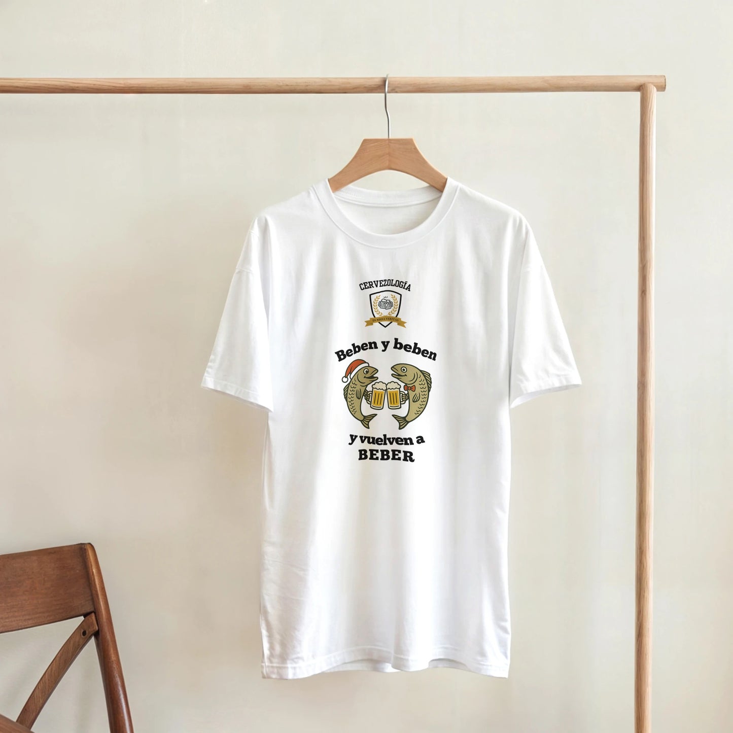 Camiseta blanca colgada con estampado cervecero central y texto «BEBEN y BEBER»