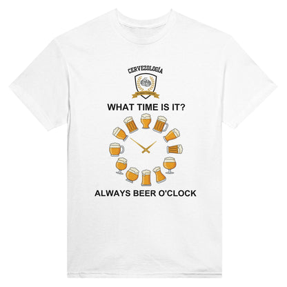 Camiseta blanca con estampado circular de cerveza y texto “ALWAYS BEER O’CLOCK”