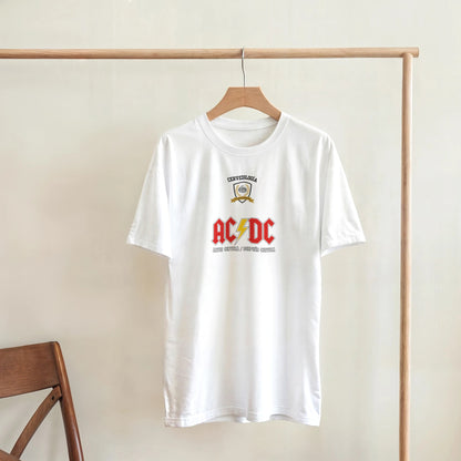 Camiseta blanca AC/DC con logo rojo y dorado, colgada en percha