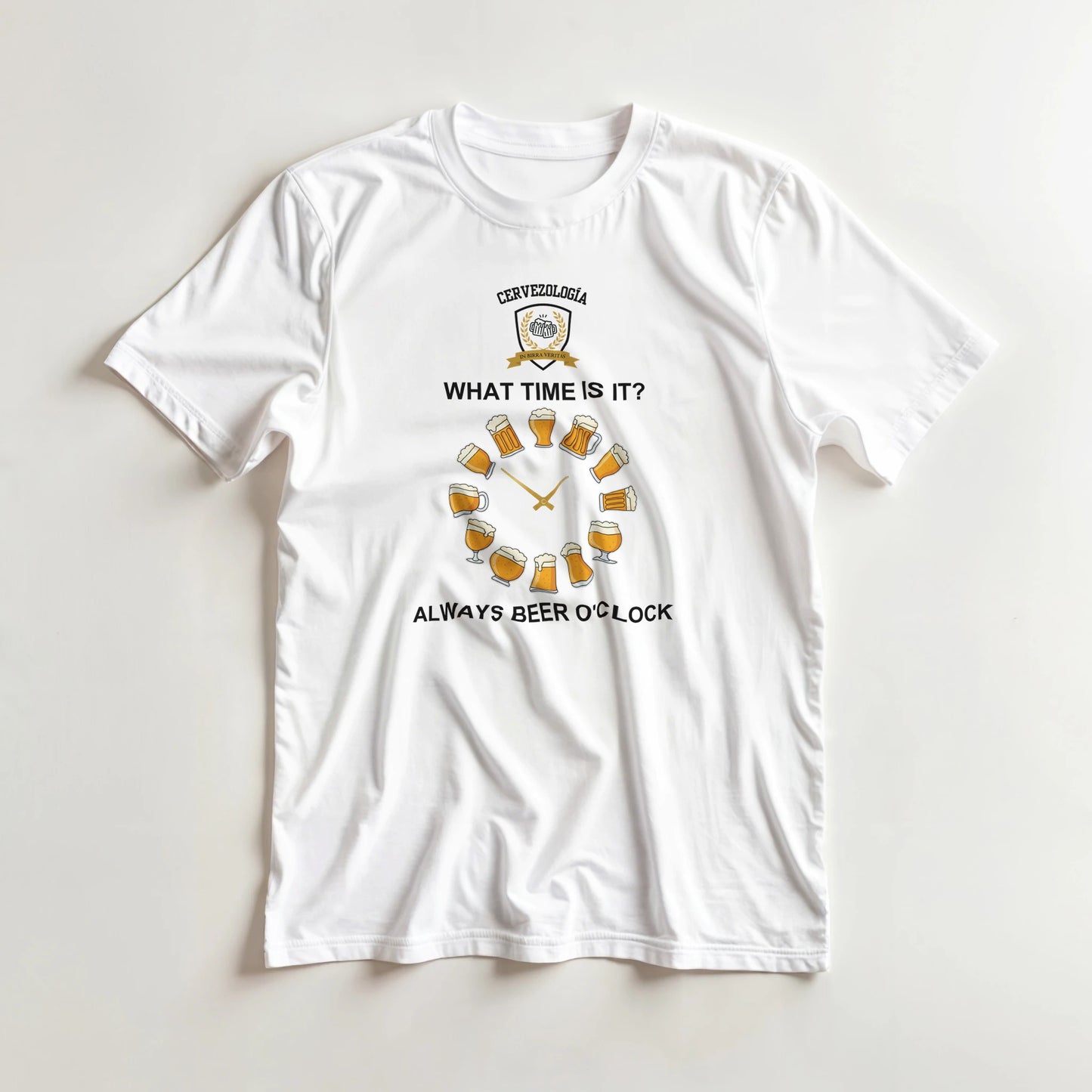 Camiseta blanca con estampado frontal de cerveza, “WHAT TIME IS IT?”