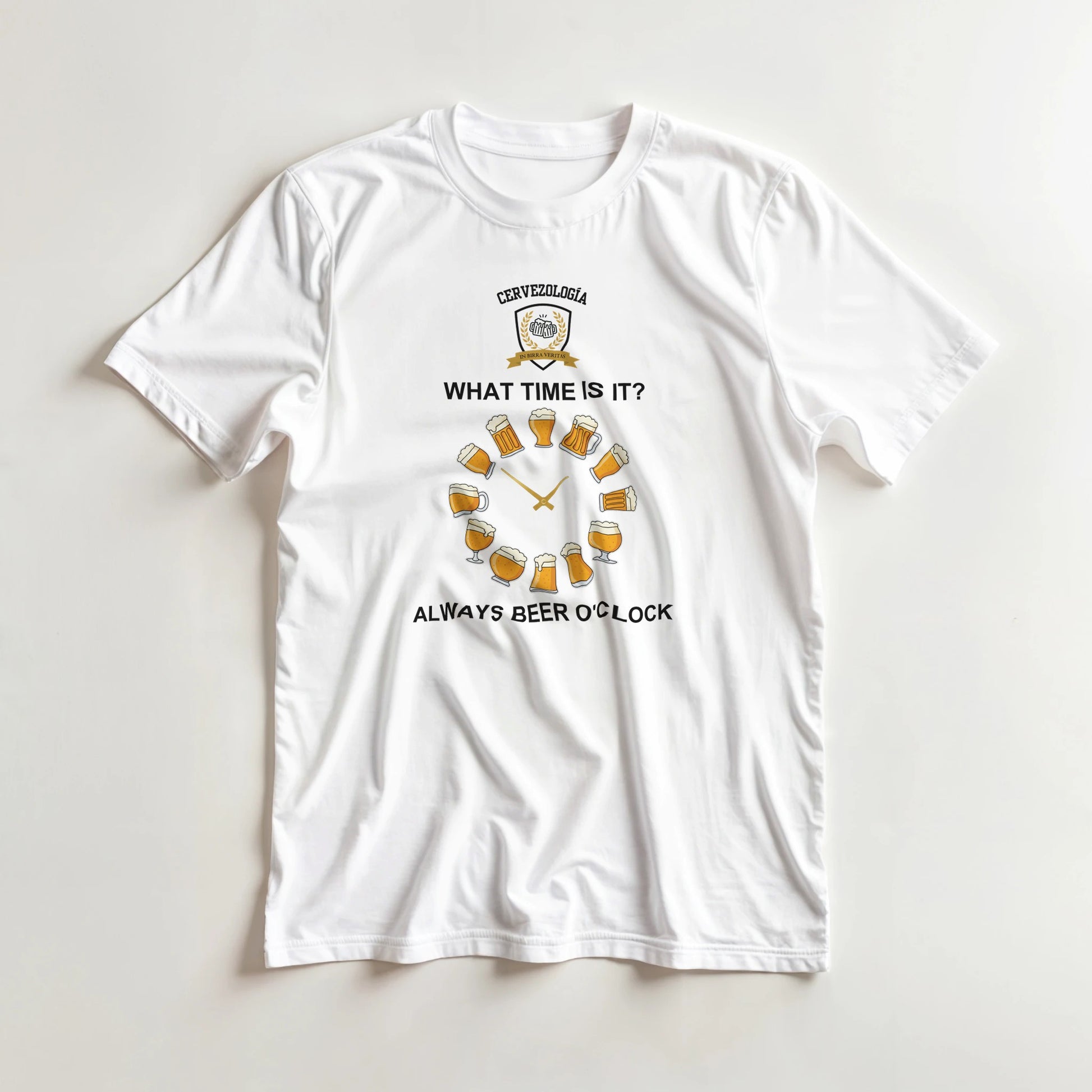 Camiseta blanca con estampado frontal de cerveza, “WHAT TIME IS IT?”