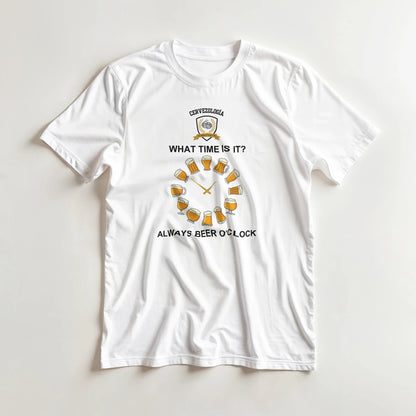 Camiseta blanca con estampado frontal de cerveza, “WHAT TIME IS IT?”