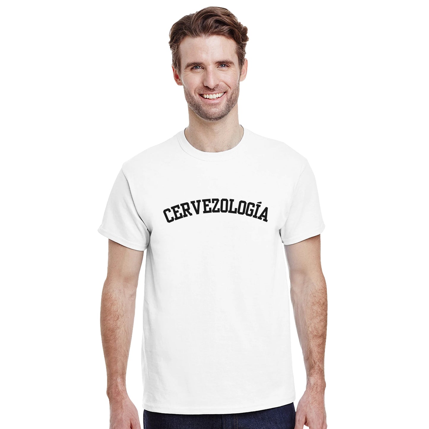 Camiseta blanca con estampado CERVEZOLOGÍA y corte entallado