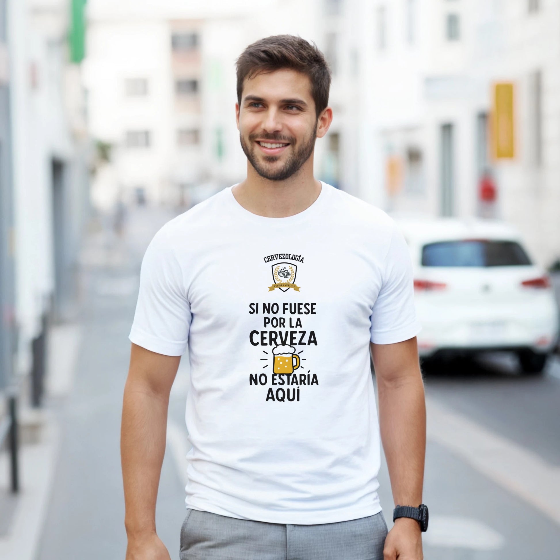Camiseta blanca con estampado cervecero central, vista de frente en exterior