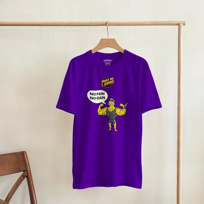 Camiseta púrpura con estampa «NO PAIN NO GAIN» y personaje levantando pesas.