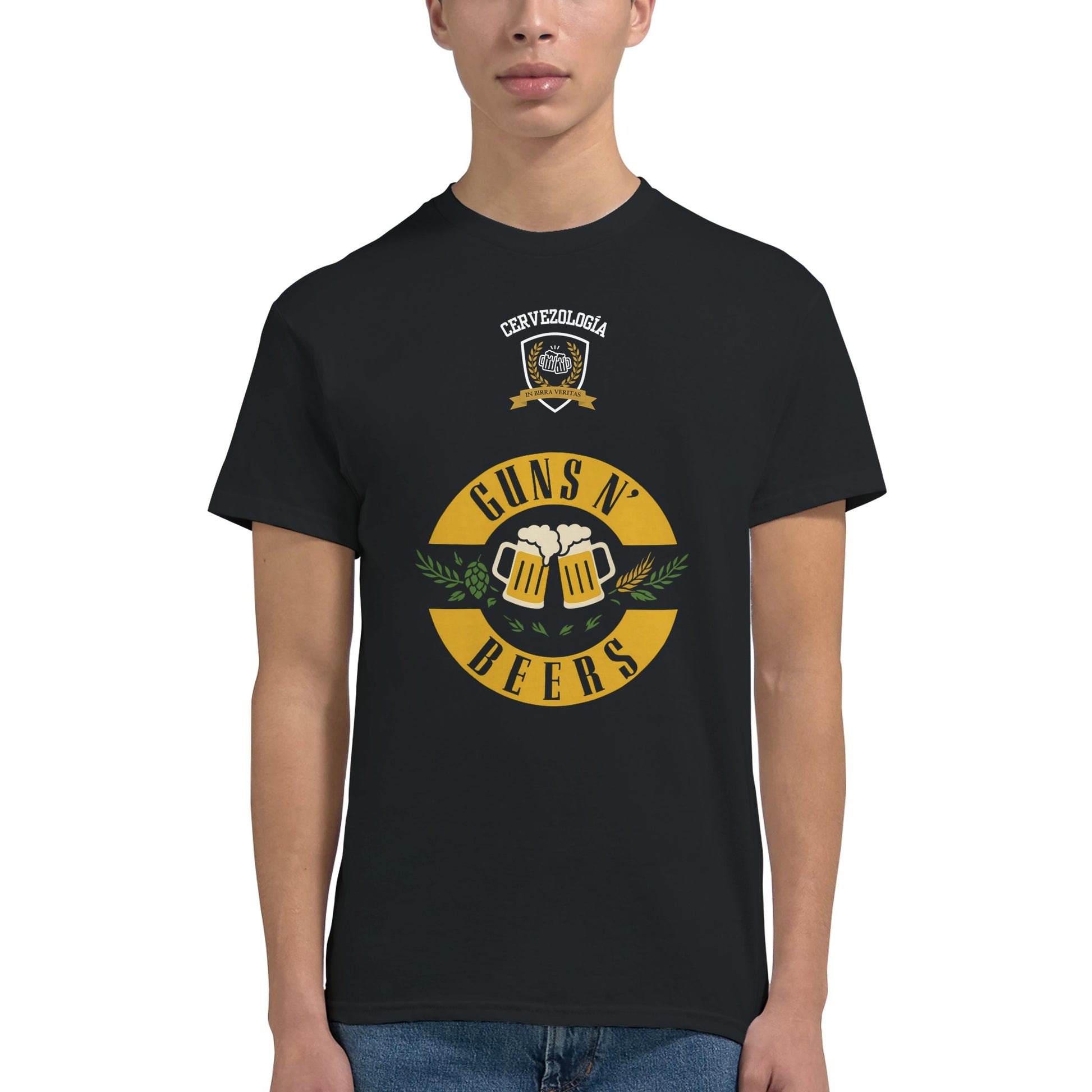 Camiseta negra con estampado circular “GUNS N’ BEERS” y texto superior CERVEZOLOGIA