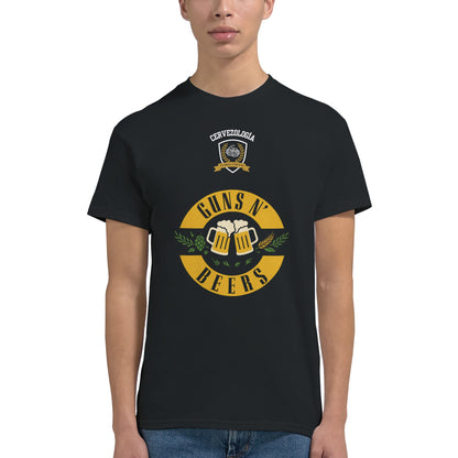 Camiseta negra con estampado circular “GUNS N’ BEERS” y texto superior CERVEZOLOGIA