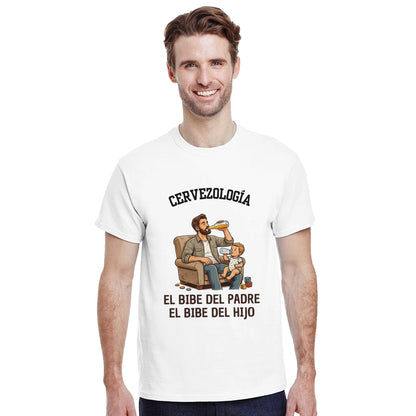Camiseta blanca en modelo de estudio, estampado de padre y bebé con biberón