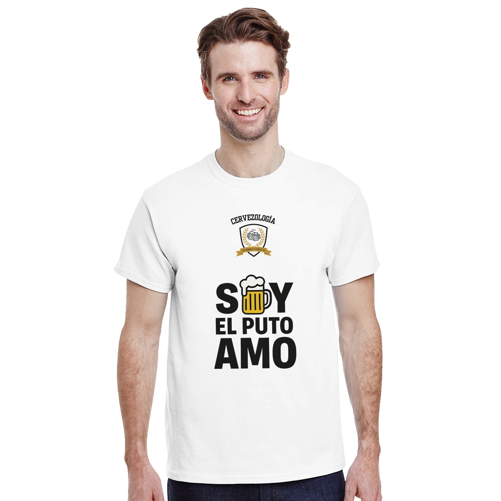Camiseta blanca de manga corta con estampado Beer & Fun y EL PUTO AMO, de pie.