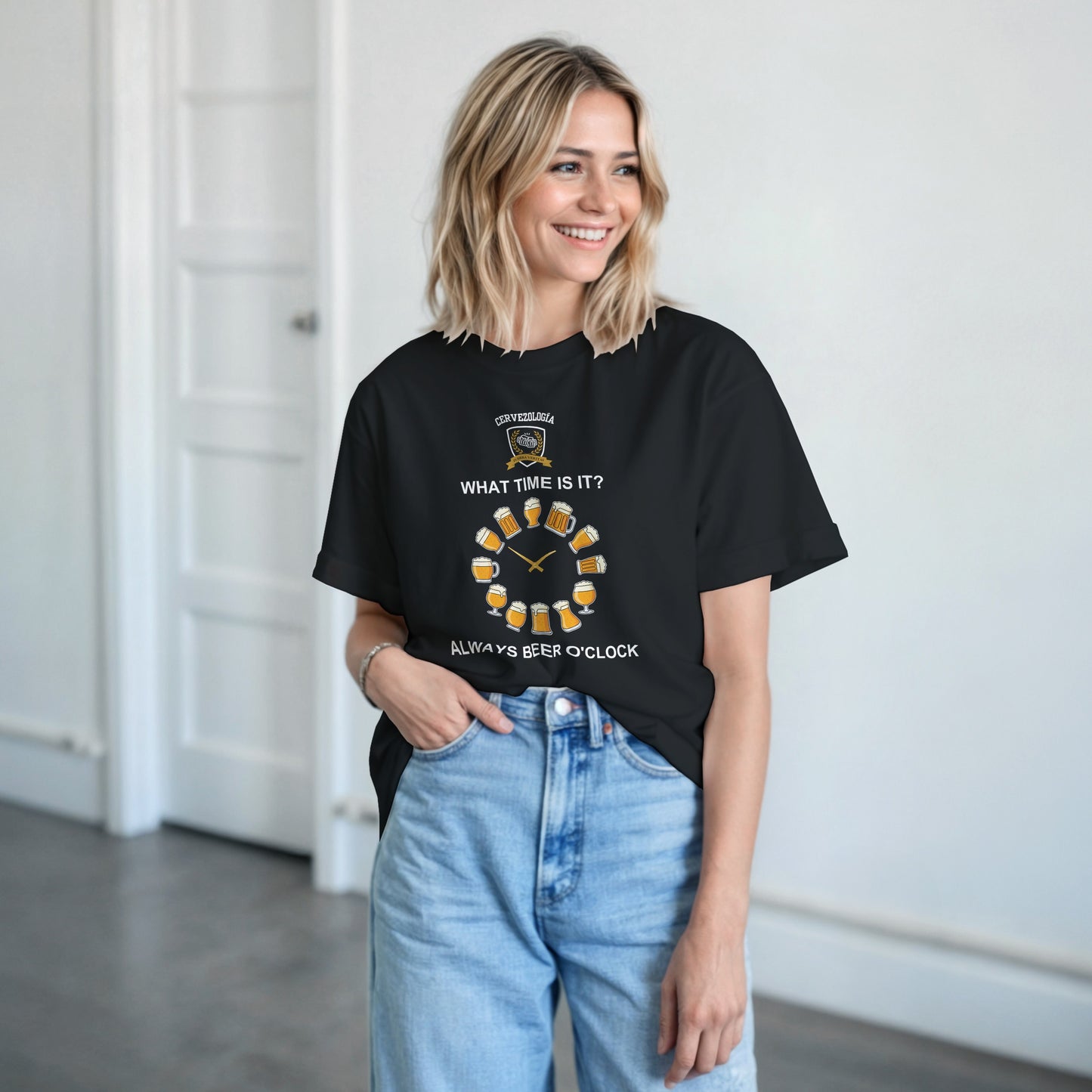 Camiseta negra con estampado frontal de cerveza y texto “WHAT TIME IS IT?”