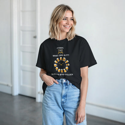Camiseta negra con estampado frontal de cerveza y texto “WHAT TIME IS IT?”