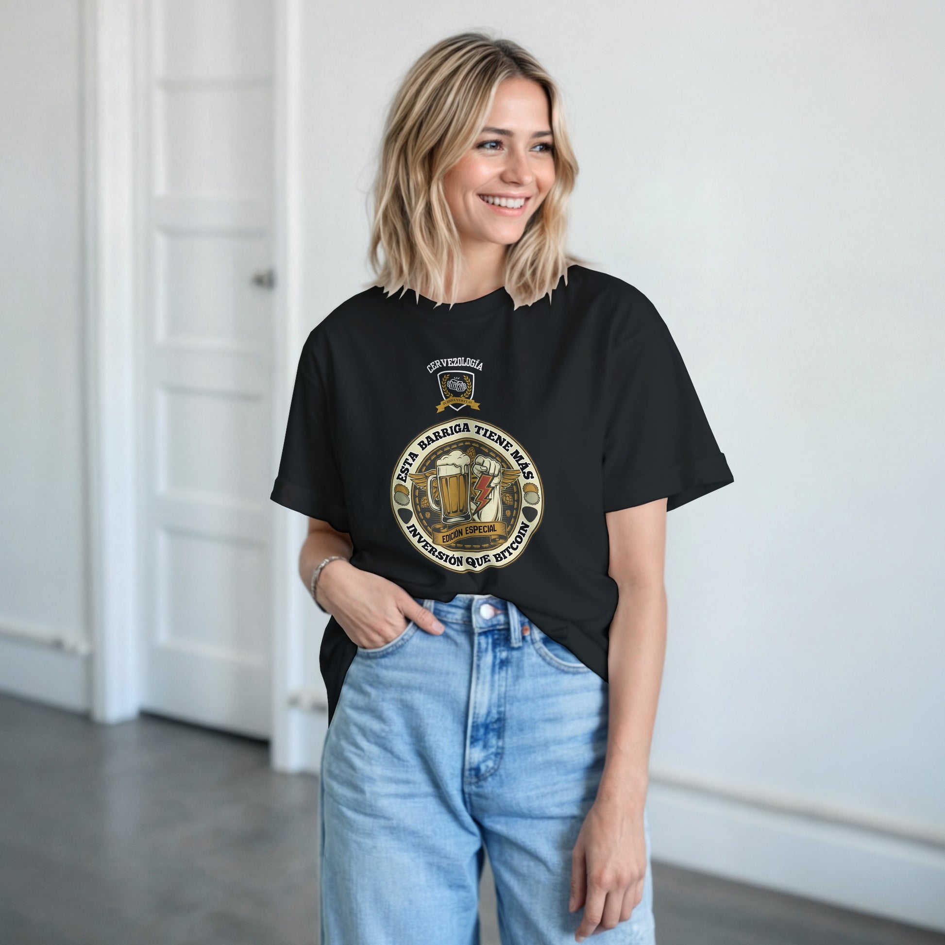 Camiseta negra con estampado circular de cerveza en el pecho, cuello redondo