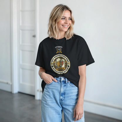 Camiseta negra con estampado circular de cerveza en el pecho, cuello redondo