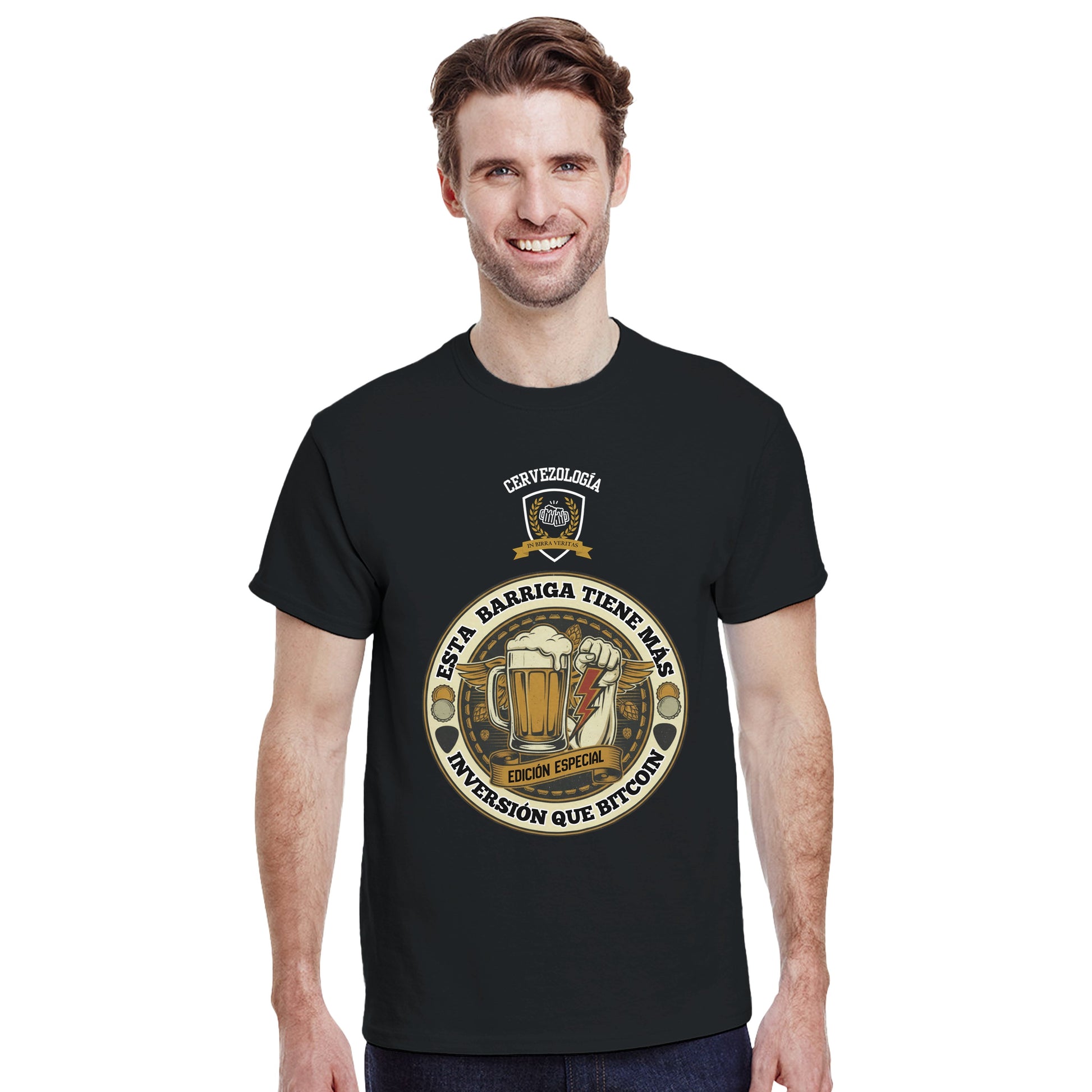 Camiseta negra con estampado circular de cerveza y escudo en el pecho