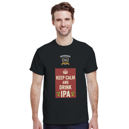 Camiseta negra con estampa frontal “KEEP CALM AND DRINK IPA” y emblema