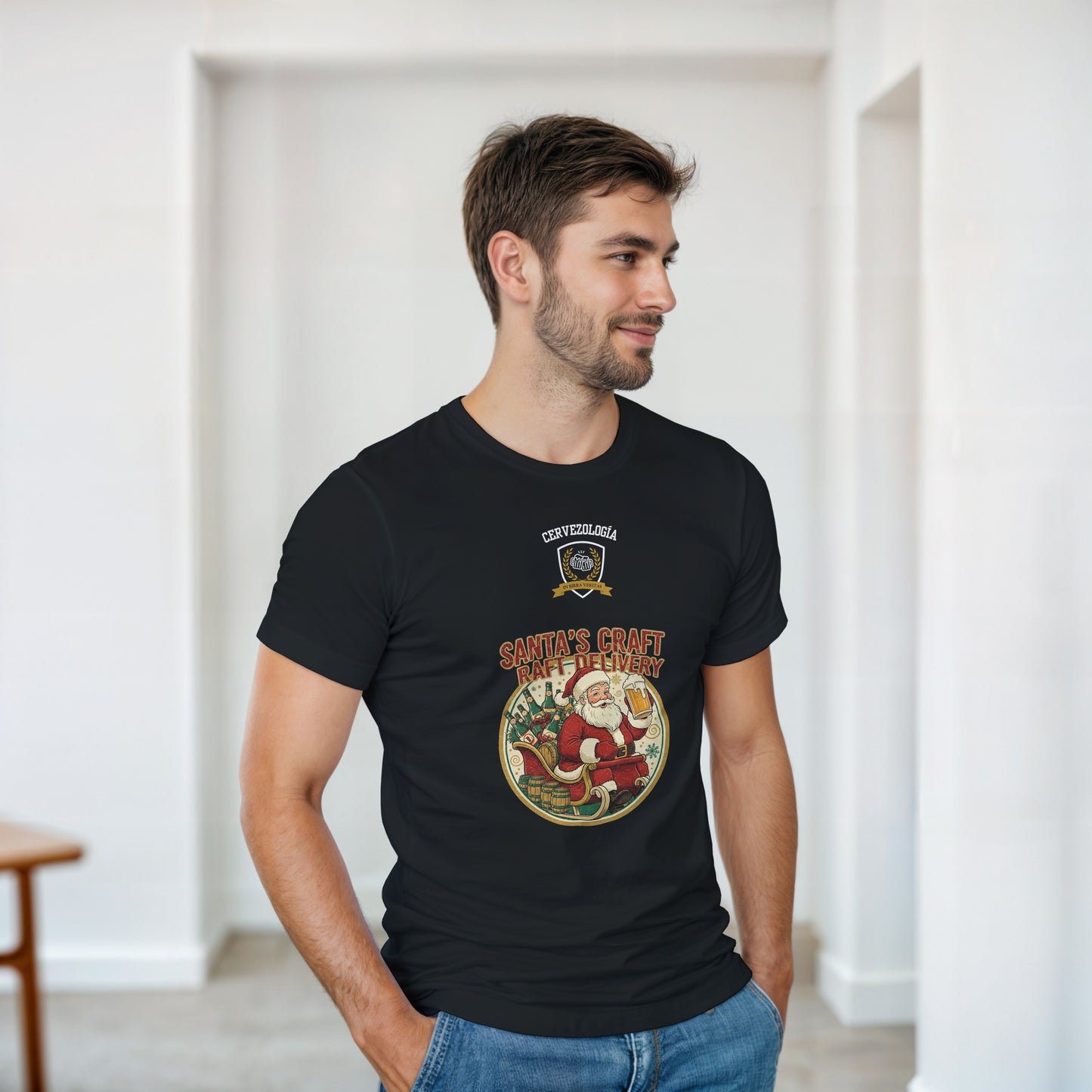 Camiseta negra de manga corta con estampado navideño de Santa y cerveza