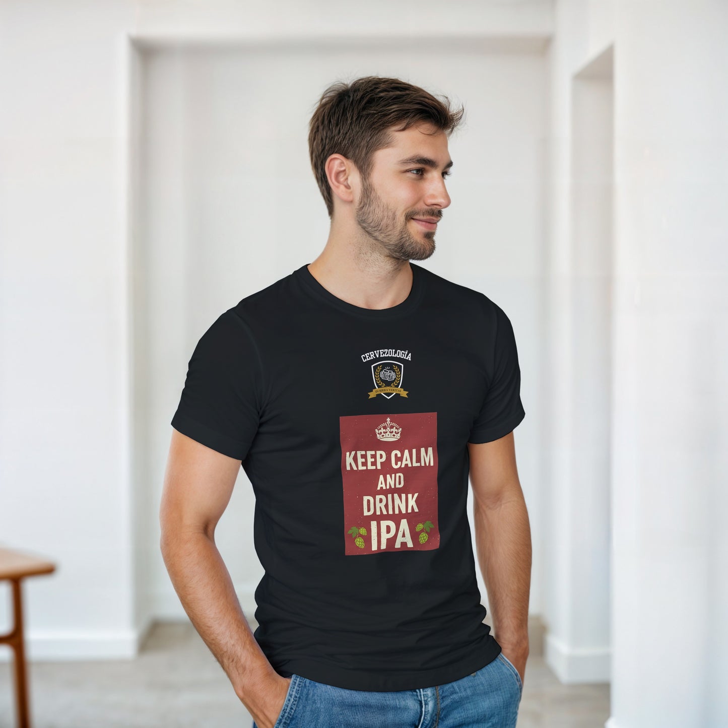 Camiseta negra de hombre con estampa frontal “KEEP CALM AND DRINK IPA”
