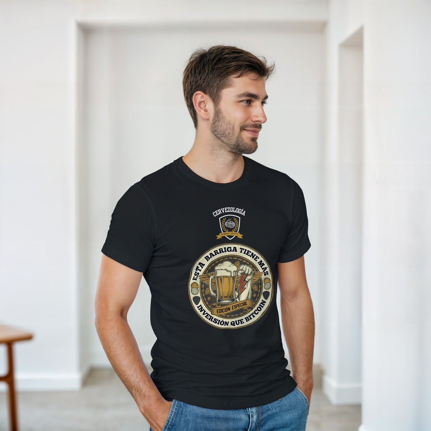 Camiseta negra con estampado circular de cerveza visto de lado, manga corta