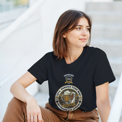 Camiseta negra de manga corta con estampado circular de cerveza en el pecho