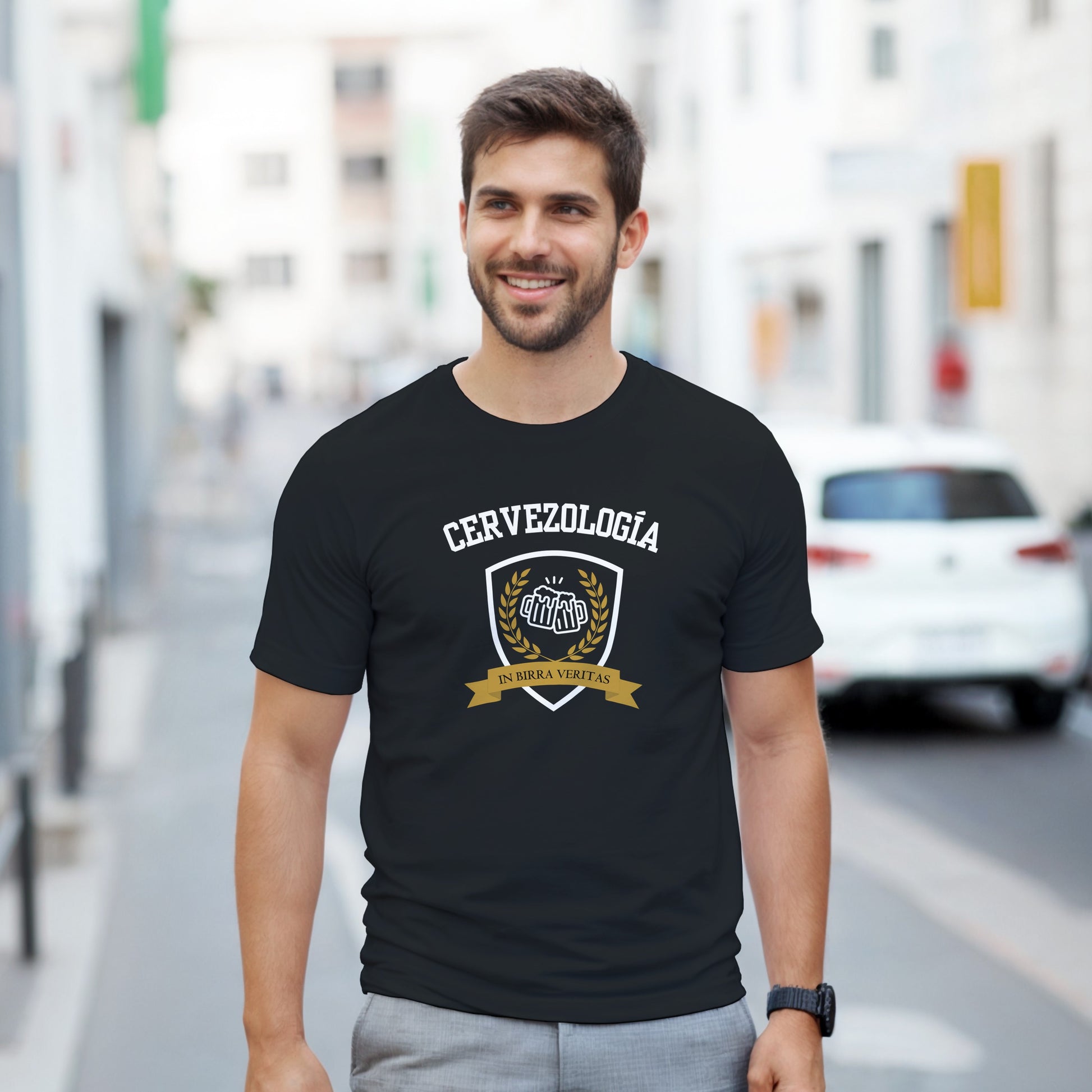 Camiseta negra con estampa Cervezología™ frontal tipo escudo y cinta amarilla