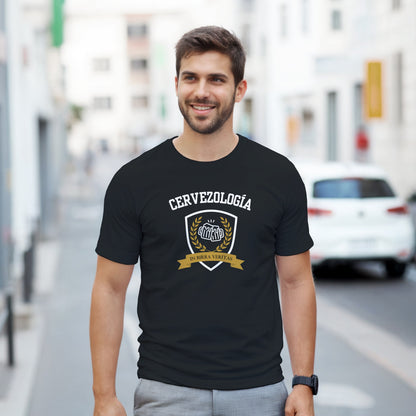 Camiseta negra con estampa Cervezología™ frontal tipo escudo y cinta amarilla
