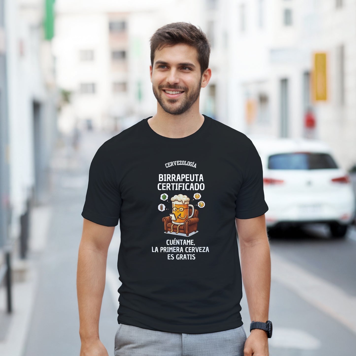 Camiseta negra con estampado frontal, manga corta y cuello redondo