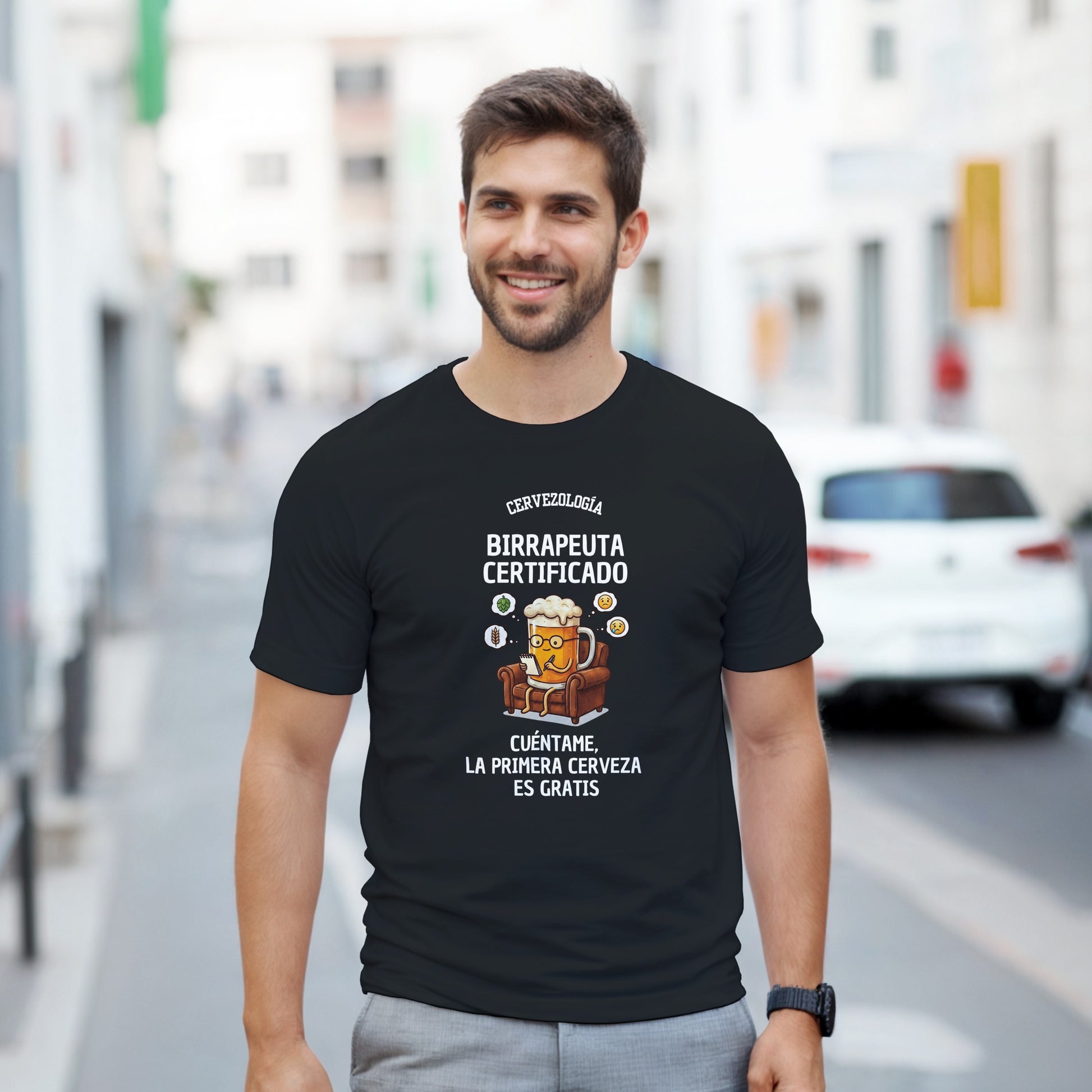 Camiseta negra con estampado frontal, manga corta y cuello redondo