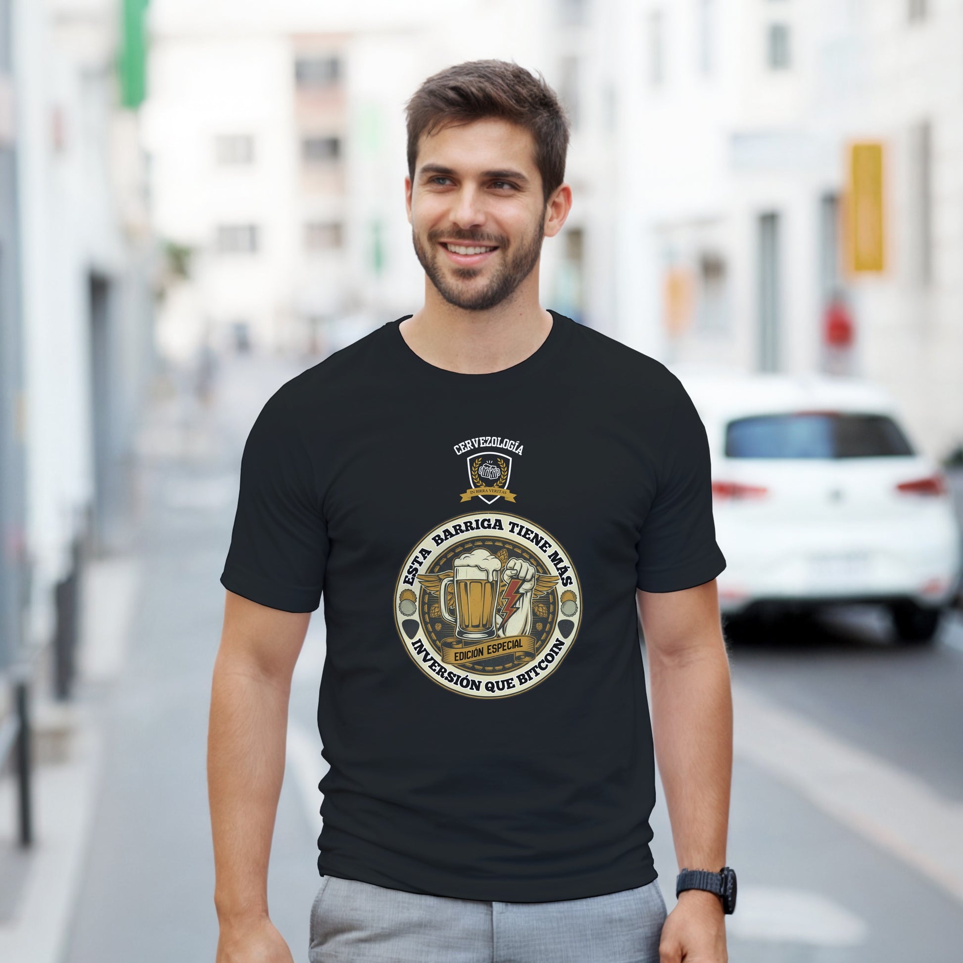 Camiseta negra con estampado circular de cerveza en el pecho y cuello redondo