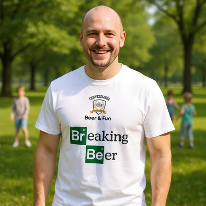 Camiseta blanca con estampado “Breaking Beer” en verde, diseño frontal