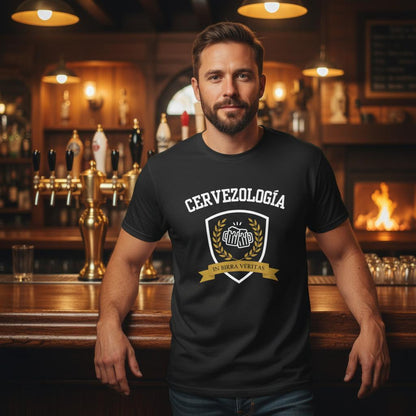 Camiseta Cervezología™ negra con gráfico frontal de escudo y cinta inferior