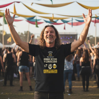 Camiseta negra con gráfico “HOMBRE HETERO Y CERVECERO” y vaso de cerveza, vista frontal.