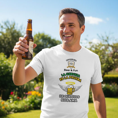 Camiseta blanca con estampado cervecería: taza de cerveza y texto "La cerveza es la prueba"