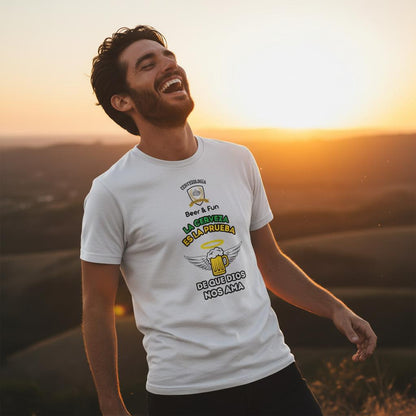 Camiseta blanca con estampado central de taza de cerveza y alas, con el texto "De que Dios nos ama"