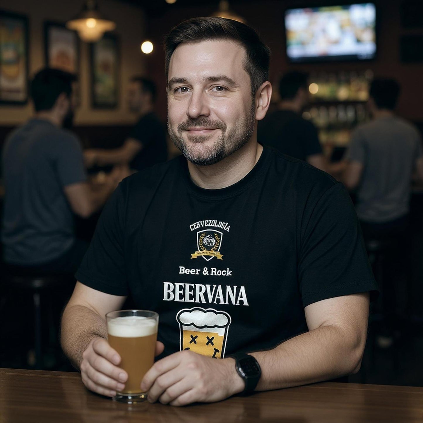 Camiseta negra de manga corta con estampado “BEERVANA” y vaso de cerveza sonriente.